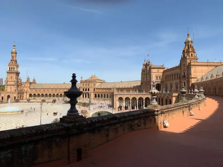 Plaza de España a Siviglia, con le torri e la balaustra illuminate dal sole