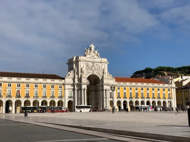 Arco di Rua Augusta affacciato su Praça do Comércio, sotto un cielo azzurro